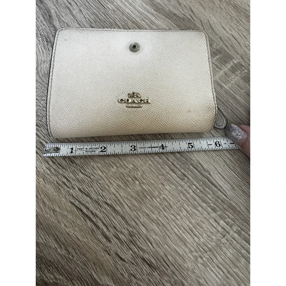 COACH Medium Corner Full Zip Wallet White Fair Condition PT2